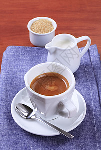 咖啡杯 红糖 热牛奶 杯子 白色的 水壶 浓咖啡背景图片