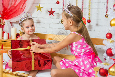 那个女孩给了他姐姐一个大红红圣诞礼物背景图片