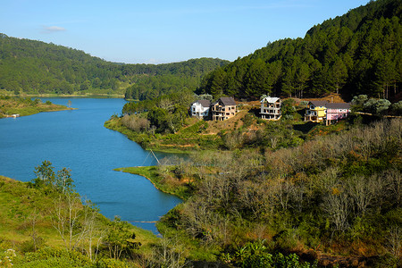 旅游宣单页Tuyen Lam湖 Dalat湖 越南 度假村 生态别墅 松林 场景背景