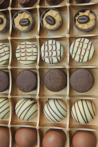 盒装巧克力糖果 展示 包装 礼物 手工制作的 营养 金子 牛轧糖背景图片