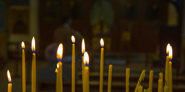 教堂的蜡烛 神圣 燃烧 火 圣诞节 场景 信仰 温暖的 装饰品背景图片
