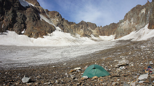 冰川大高加索山区的绿色帐篷 Green帐蓬高清图片