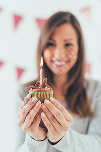 女孩持有杯蛋糕 庆典 甜点 美丽的 许愿 蜡烛图片
