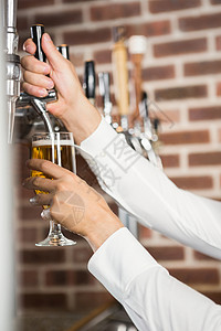 倒啤酒的男性手 喝 啤酒泵 酒保 男人 牵引 酒吧高清图片