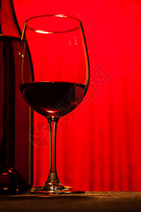 酒瓶和玻璃 桌子 饮料 红酒杯 赤霞珠 瓶子 生活图片