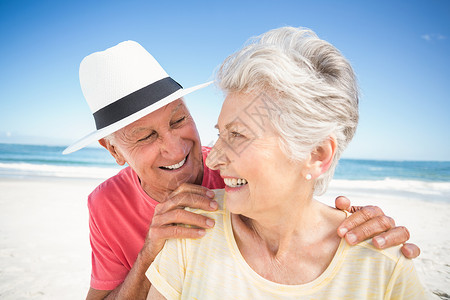 微笑的老年情侣的肖像 户外 海滩 代 流金岁月 感情背景图片
