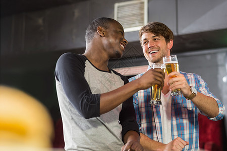 朋友喝一杯开心快乐 男人 酒精 友谊 感情 啤酒高清图片
