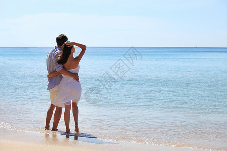 夫妇在海滩上散步 男人 旅行 浪漫的 女士背景图片