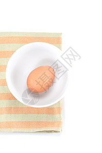 在彩色环球上 在白色背景上 生新鲜鸡蛋在碗里背景图片