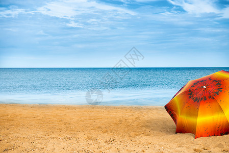金沙滩上的伞 绿松石 休息 海滨 海洋 夏天 宁静背景图片