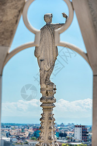 著名的米兰杜奥莫大教堂屋顶上的雕像 蓝色的 旅游背景图片