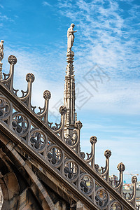 著名的米兰杜奥莫大教堂屋顶上的雕像 天线 巅峰背景图片