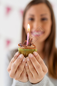 巧克力蛋糕 生日蛋糕 蜡烛 假期 快乐的 微笑背景图片