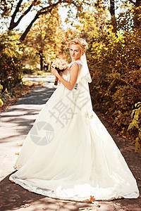 一个美丽笑容快乐的新娘的肖像 女性 花束 婚姻美丽的高清图片素材