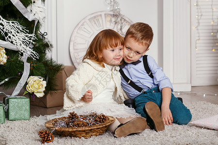 孩子们在圣诞节装饰中松树高清图片素材