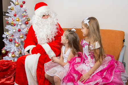两个穿漂亮裙子的女孩 和圣诞老人谈恋爱图片