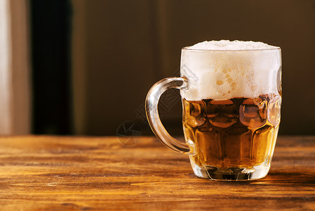 啤酒杯装满了冷清酒饮料 酒精 咖啡店 贮藏啤酒 豪饮背景图片