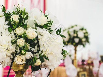 丧偶式婚姻晚餐婚宴桌式 餐具 餐厅 玻璃 服务 花的 干净的 花瓶背景