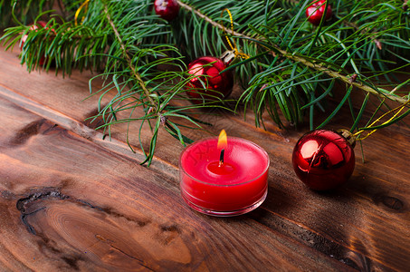 圣诞蜡烛和松针 老的 球 绿色的 木头 礼物 木制的 传统假期高清图片素材