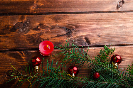 圣诞蜡烛和松针 松树 金子 闪亮的 庆典 礼物 木头边界高清图片素材