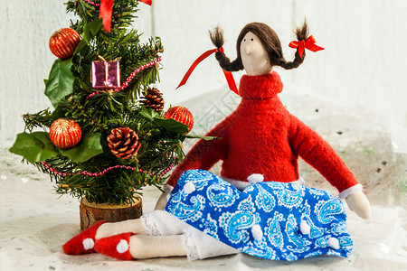 消字号圣诞树附近带礼物的软纺织娃娃 传统 假期 庆典背景