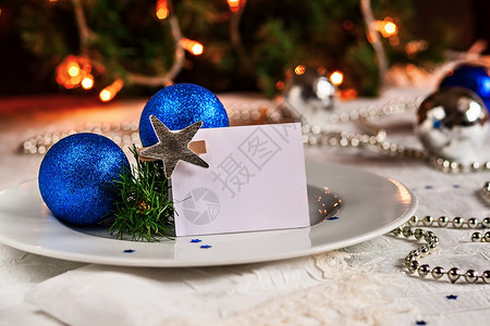 星星和圣诞球盛宴桌 装饰圣诞球和珠珠 树 用餐 家 珠子背景
