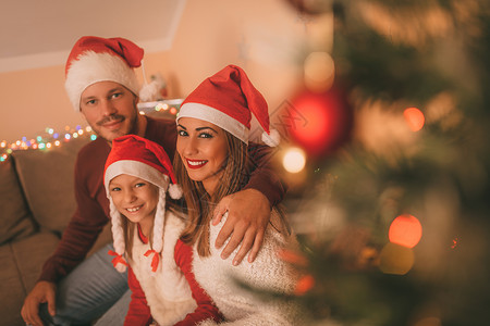 圣诞节日快乐家庭 美丽的 小姑娘 新年 孩子 爱圣诞树高清图片素材
