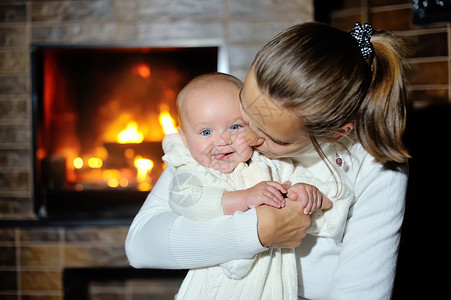 在家壁炉附近 母亲与婴儿同在背景图片