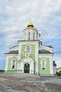 蓝天上的圣升天教堂背景图片