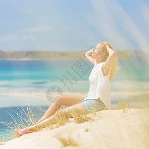 放松的快乐女人享受太阳节日假期 女孩 自由 自然阳光高清图片素材