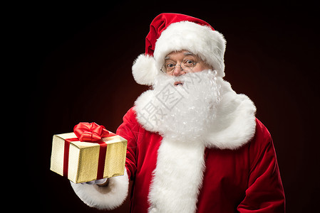 手拿着礼物盒的圣诞老人 盒子 尼古拉斯 圣诞帽 季节背景图片