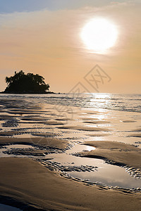 美丽的多彩日落 靠近棕榈的羊水岛 海洋 海浪背景图片