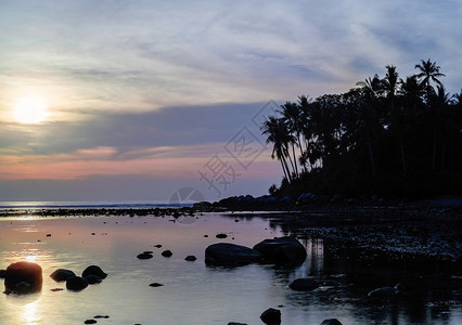 美丽的多彩日落 靠近棕榈的羊水岛 海岸 太阳背景图片