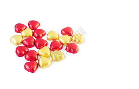 白色背景上的红和金心巧克力形状的巧克力背景图片