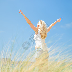 自由快乐的女子在节日中享受阳光 自由的 生活 女孩美丽高清图片素材