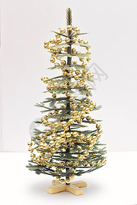 一小棵人造圣诞树 装饰着装饰珠珠背景图片