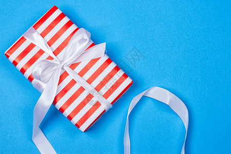 以红色和白色包装带丝带的礼品 爱 庆祝 盒装背景图片