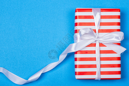 以红色和白色包装带丝带的礼品 浪漫的 婚礼 绳索背景图片