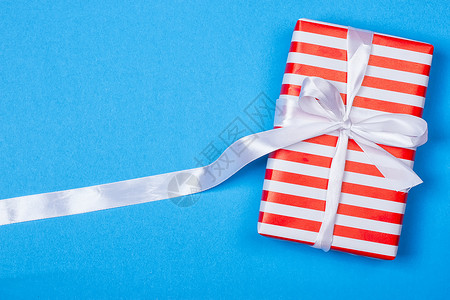 以红色和白色包装带丝带的礼品 盒装 快乐的 假期背景图片