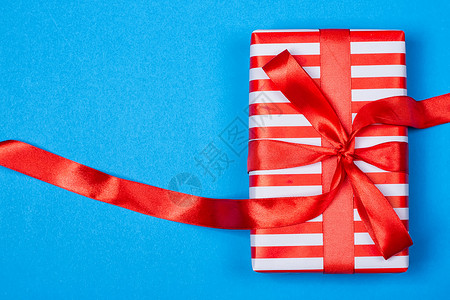 以红色和白色包装带丝带的礼品 白色的 节日 水平的背景图片
