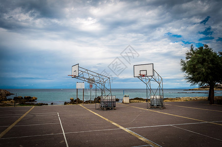 秋天在海上的篮球操场背景图片