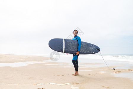 身穿湿衣服的年轻男性冲浪者 活动 户外 潜水服 套装图片