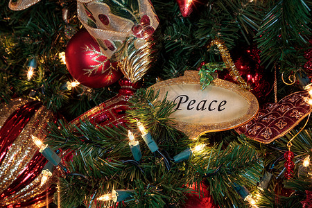 圣诞装饰品和圣诞树上的白灯 红色装饰品 圣诞老人 和平背景图片