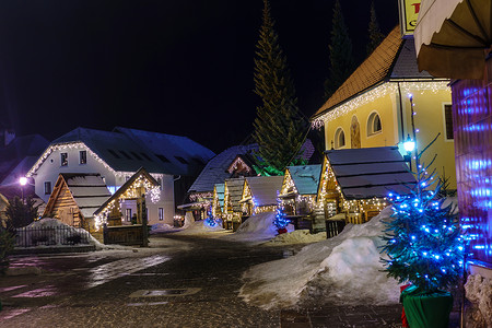 沁园春·雪夜晚在阿尔卑斯山村的克兰日斯卡·戈拉圣诞节装饰广场 晚上 假期背景