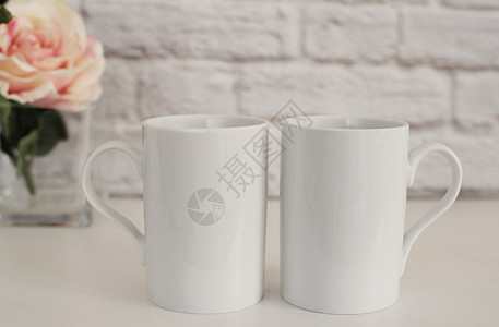 热咖啡杯样机两个马克杯 白色杯子样机 空白的白咖啡杯模拟 风格的摄影 咖啡杯产品展示 桌子 砖背景