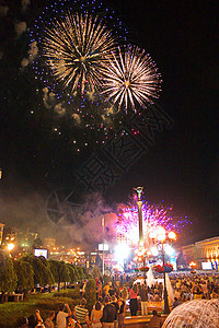 城市之夜 人们欢庆节日 在彩色敬礼的闪光下高清图片