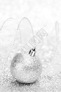 圣诞舞会和彩带 丝带 玩具 卡片 白色的 闪光背景图片