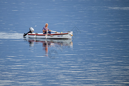克罗地亚的老传统渔夫 乘坐小木船 清早回到港口里来 海岸 鱼背景图片