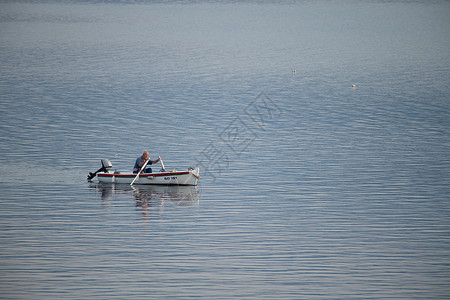 克罗地亚的老传统渔夫 乘坐小木船 清早回到港口里来 鱼 田园诗背景图片