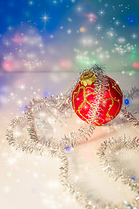 红圣诞树球和锡子 圣诞装饰品 灯 摄影 圣诞节背景图片
